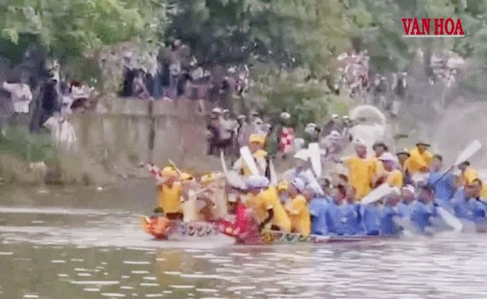 Hình ảnh "xấu xí" của lễ hội khi có sự va chạm giữa các VĐV trong quá trình tham gia thi đấu. Hành vi này bị người dân xã Lệ Thuỷ lên án mạnh mẽ