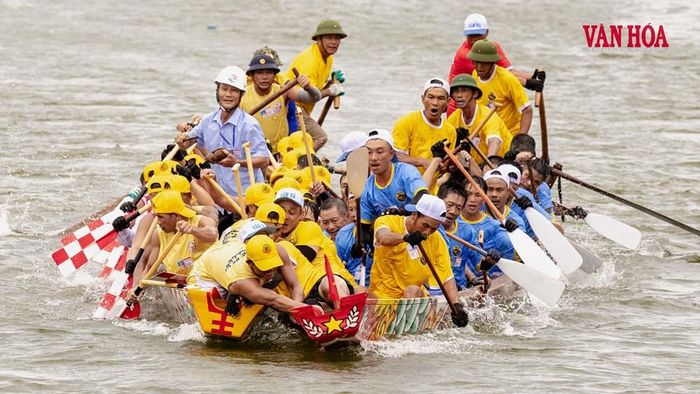 Một khoảnh khắc hai đội va chạm nhau trong quá trình thi đấu