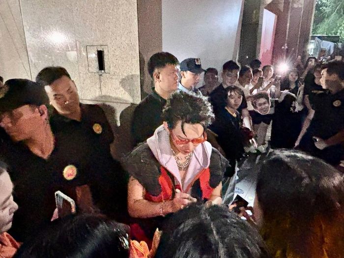 Kay Trần được đông đảo người hâm mộ vây quanh, giao lưu sau khi hoàn thành phần biểu diễn