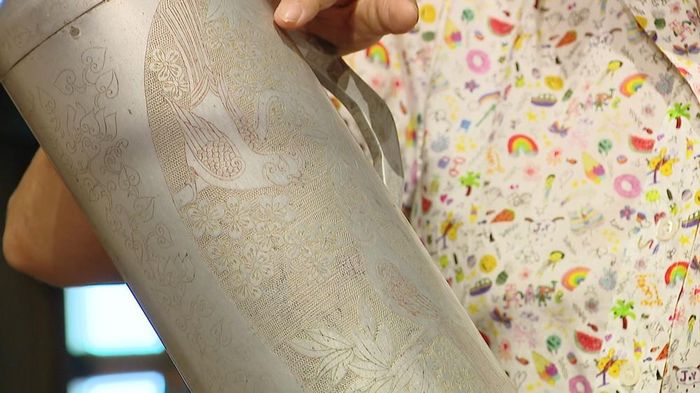 ... cho thấy bàn tay lao động khéo léo, tỉ mỉ của người dân trong thời kỳ gian khó của chúng ta