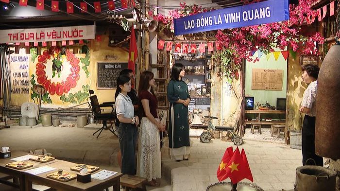 "75 phút để chạm vào một thời của ông bà, cha mẹ và hiểu hơn hành trình của đất nước" là thông điệp xuyên suốt của "Tour Yêu nước - Không gian bao cấp", sản phẩm công nghiệp văn hóa đầu tiên của phường Ba Đình, Hà Nội