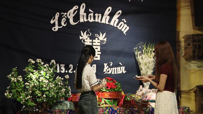 Không gian tổ chức đám cưới xưa với khẩu hiệu "Vui duyên mới không quên nhiệm vụ!"