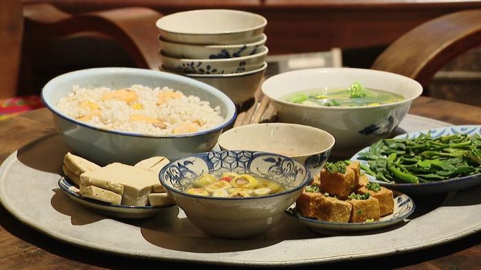 Mâm cơm thời bao cấp "không thịt", cơm độn khoai, được tái hiện trong "Tour yêu nước"