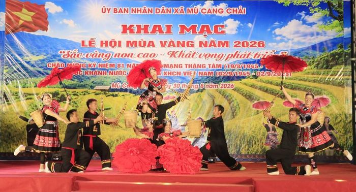 Chương trình tiết mục văn nghệ thể hiện khát vọng phát triển của người Mông vùng cao. Ảnh: Đinh Thùy - TTXVN