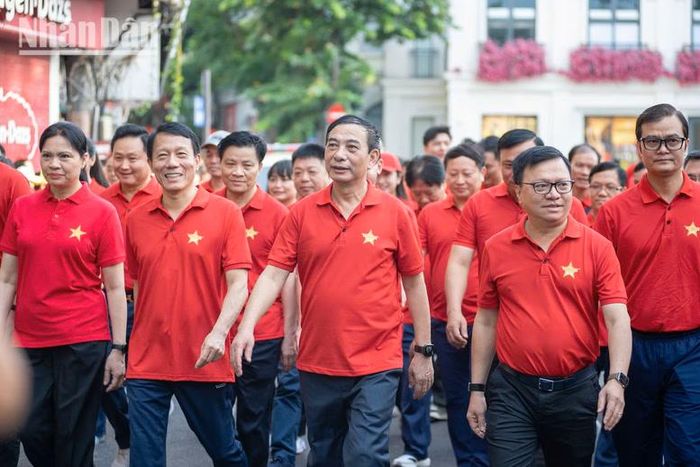 Các đại biểu tham gia đi bộ tại khu vực Hồ Hoàn Kiếm - Ảnh: Báo Nhân dân