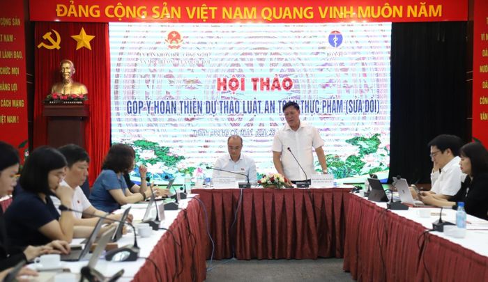 Thứ trưởng Bộ Y tế Đỗ Xuân Tuyên tiếp nhận và giải đáp thông tin từ ý kiến đại biểu tại hội thảo