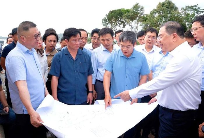 Các công trình phục vụ Hội nghị APEC 2027 nhận được sự quan tâm, chỉ đạo sát sao của Chính phủ. Trong ảnh, Phó Thủ tướng Thường trực Chính phủ Phạm Gia Túc (hàng đầu, bên phải) thị sát tiến độ triển khai các công trình lưới điện cho APEC 2027 - Ảnh: EVNSPC