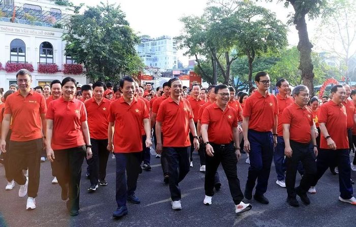 Các đại biểu đi bộ vòng quanh Hồ Hoàn Kiếm sáng 30/8. Ảnh: Tuấn Anh - TTXVN