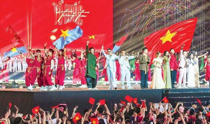 Chương trình nghệ thuật chính luận “Tổ quốc trong tim” do Báo Nhân Dân tổ chức lan tỏa mạnh mẽ giá trị lịch sử cách mạng. (Ảnh THẾ ĐẠI)