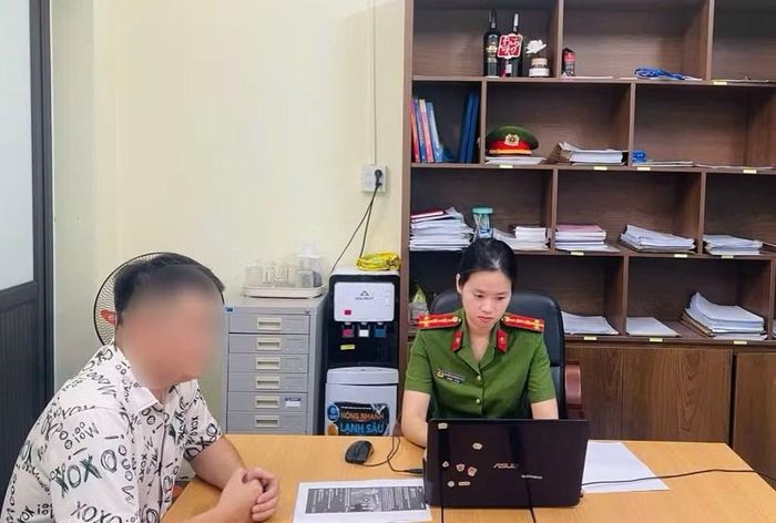 Công an phường Cửa Ông làm việc với trường hợp bình luận nội dung xấu độc vào bài đăng của phản động. (Ảnh: Công an Quảng Ninh)