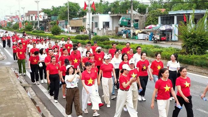 Cán bộ, nhân dân phường Bắc Gianh, tỉnh Quảng Trị tham gia đi bộ.