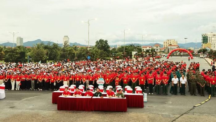 Đông đảo cán bộ và nhân dân tại trung tâm chính trị-hành chính tỉnh Quảng Trị tham gia chương trình "Cùng Việt Nam tiến bước" sáng 30/8. (Ảnh: HƯƠNG GIANG)