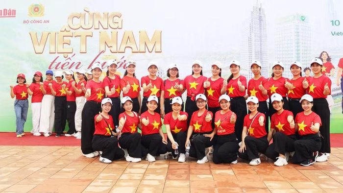 Nhiều người lưu lại những khoảnh khắc đẹp và nhiều ý nghĩa này. (Ảnh: HƯƠNG GIANG)