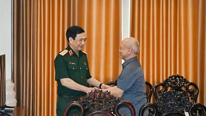 Đại tướng Phan Văn Giang thăm, tặng quà tri ân Đại tướng Phạm Văn Trà. (Ảnh: Báo Quân đội nhân dân)
