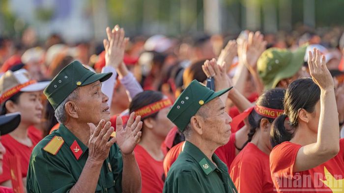 Người dân tham gia chương trình tại điểm cầu Quảng trường 29 tháng 3. (Ảnh: LÂM PHAN)
