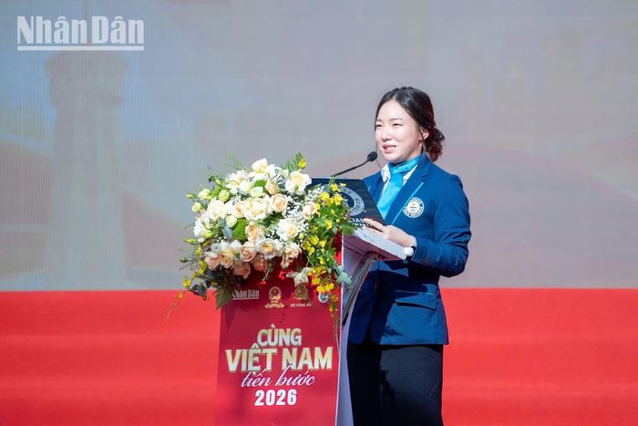 Bà Sohn Minyoung, Giám khảo chính thức của Guinness World Records, đại diện Tổ chức Kỷ lục Guinness thế giới phát biểu tại sự kiện "Cùng Việt Nam tiến bước" năm 2026. (Ảnh: MINH DUY)
