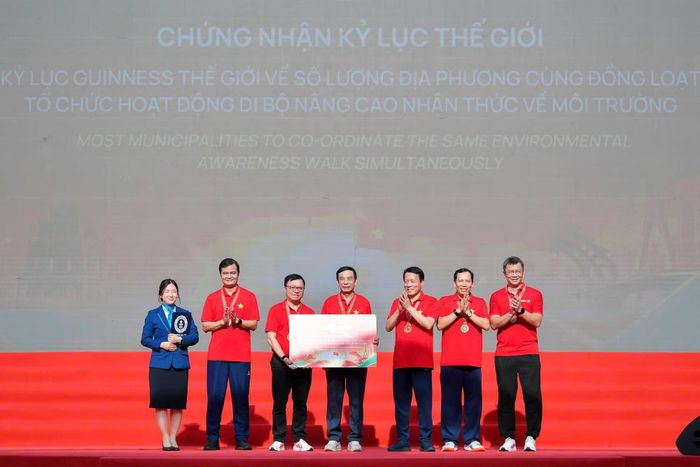 Đại diện Ban tổ chức nhận chứng nhận kỷ lục thế giới. (Ảnh: THẾ ĐẠI)