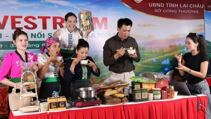 Phiên livestream trực tiếp bán các sản phẩm nông sản của địa phương tại sự kiện thương mại điện tử “Nâng tầm đặc sản Lai Châu”.