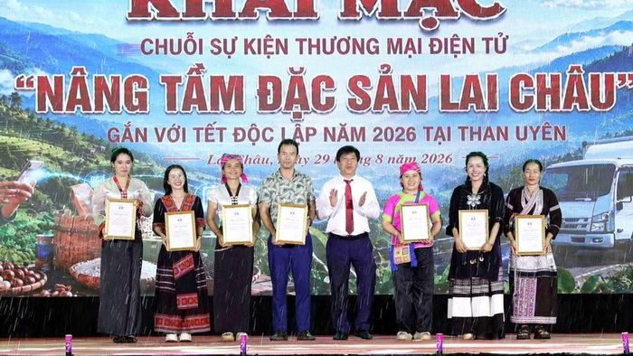 Lãnh đạo Sở Công thương Lai Châu trao chứng nhận và ra mắt Chi nhánh Câu lạc bộ KOL và KOC của tỉnh.