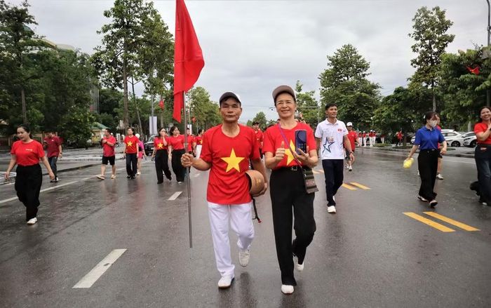 Đông đảo người dân ở mọi lứa tuổi hưởng ứng tích cực sự kiện ý nghĩa này. (Ảnh: HP)