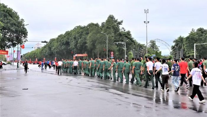 Thời tiết khu vực trung tâm tỉnh Nghệ An tạnh ráo khi hoạt động đi bộ bắt đầu, dù trước đó mưa khá nặng hạt. (Ảnh: HP)