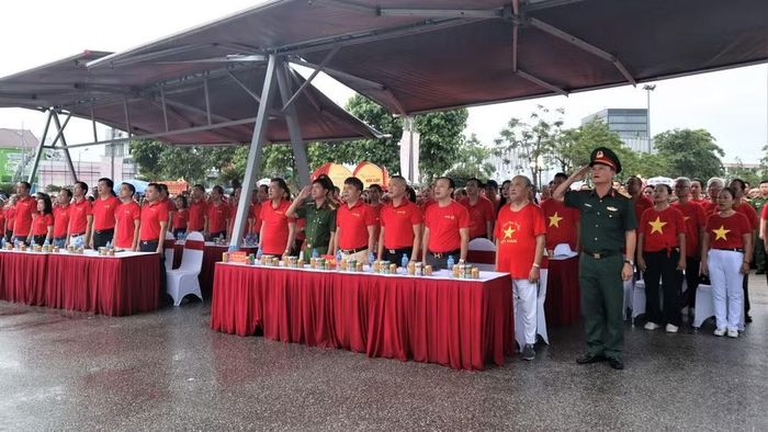 Các đại biểu, người dân thực hiện nghi thức chào cờ. Lễ khai mạc tổ chức đồng thời tại 34 tỉnh, thành phố với điểm cầu chính là Quảng trường Đông Kinh Nghĩa Thục bên hồ Hoàn Kiếm, Thủ đô Hà Nội kết nối với các điểm cầu tại 33 tỉnh, thành phố khác trên toàn quốc. (Ảnh: HP)