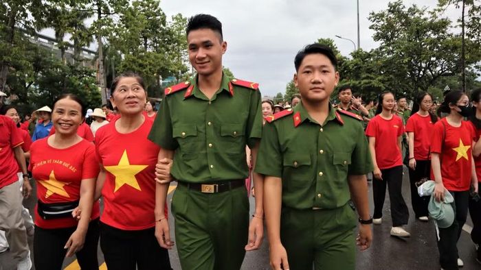 Cán bộ, chiến sĩ Công an tỉnh Nghệ An hòa chung không khí sôi nổi tại sự kiện. (Ảnh: HP)