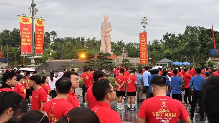 Đông đảo người dân có mặt tại Quảng trường Hồ Chí Minh (phường Trường Vinh) từ sáng sớm. (Ảnh: HP)