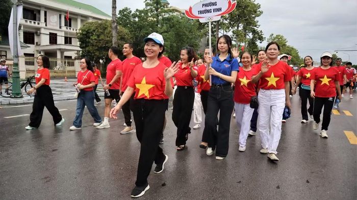 Các tầng lớp nhân dân các phường: Thành Vinh, Trường Vinh, Vinh Lộc, Vinh Phú, Vinh Hưng tham gia tại điểm trung tâm tỉnh Nghệ An. (Ảnh: HP)