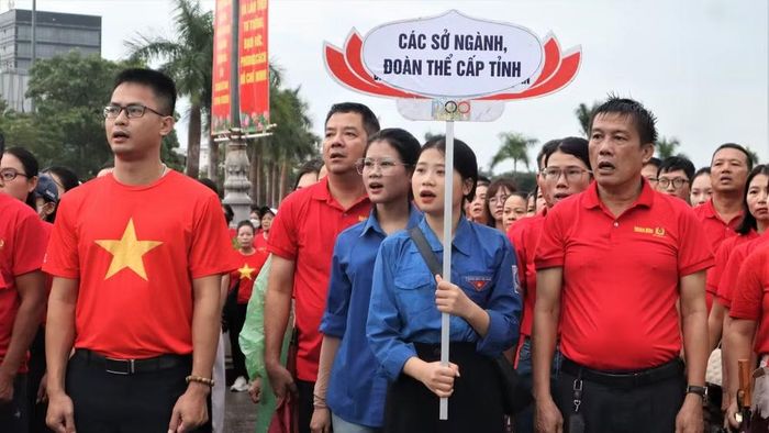 Các tầng lớp nhân dân đồng thanh hát vang Quốc ca trong Lễ chào cờ. (Ảnh: HP)