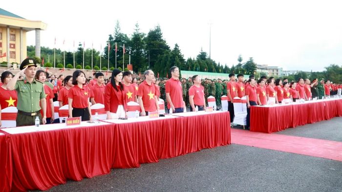 Các đại biểu và người dân đồng loạt tham gia Lễ Thượng cờ và hát Quốc ca cùng cả nước.