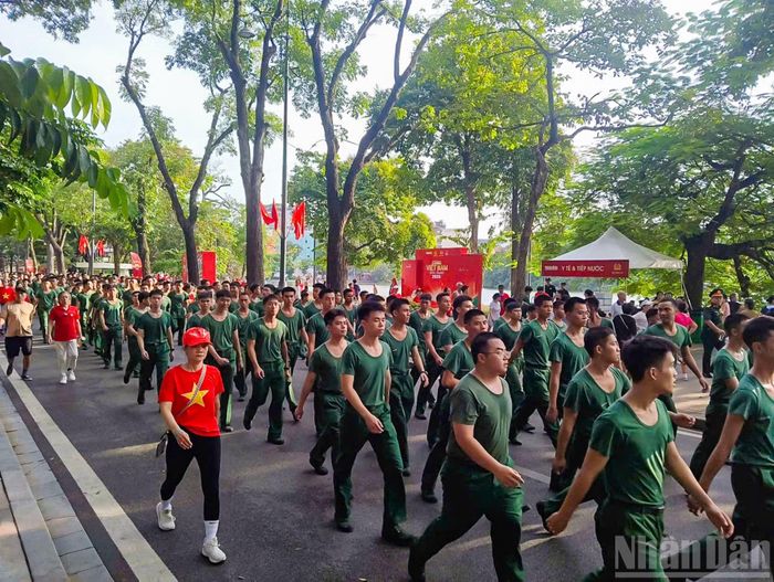 Đông đảo chiến sĩ và nhân dân tham gia đi bộ hưởng ứng chương trình "Cùng Việt Nam tiến bước 2026". (Ảnh: DUY LINH-THẾ ĐẠI)