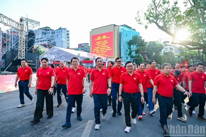 Các đồng chí lãnh đạo Đảng, Nhà nước và các đại biểu tham gia đi bộ hưởng ứng chương trình “Cùng Việt Nam tiến bước 2026”. (Ảnh: DUY LINH-THẾ ĐẠI)
