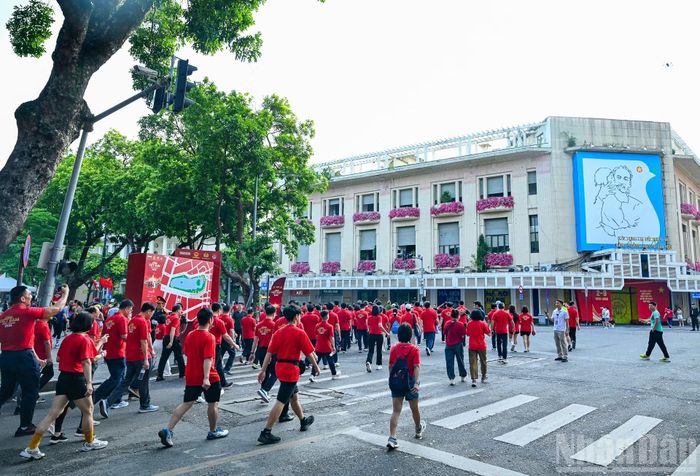 Đông đảo nhân dân tham gia đi bộ hưởng ứng chương trình "Cùng Việt Nam tiến bước 2026". (Ảnh: DUY LINH-THẾ ĐẠI)