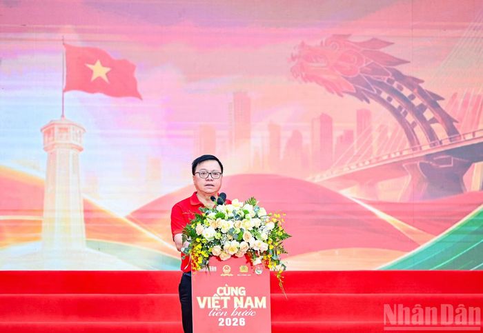 Đồng chí Lê Quốc Minh, Ủy viên Trung ương đảng, Tổng Biên tập Báo Nhân Dân, Phó Trưởng ban Tuyên giáo Trung ương, Chủ tịch Hội Nhà báo Việt Nam phát biểu khai mạc chương trình. (Ảnh: DUY LINH-THẾ ĐẠI)