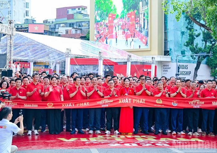 Các đồng chí lãnh đạo Đảng, Nhà nước và các đại biểu tham gia đi bộ hưởng ứng chương trình “Cùng Việt Nam tiến bước 2026”. (Ảnh: DUY LINH-THẾ ĐẠI)