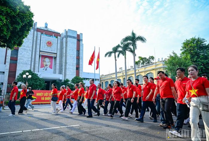 Các đồng chí lãnh đạo Đảng, Nhà nước và các đại biểu đi bộ vòng quanh hồ Hoàn Kiếm hưởng ứng chương trình “Cùng Việt Nam tiến bước 2026”. (Ảnh: DUY LINH-THẾ ĐẠI)