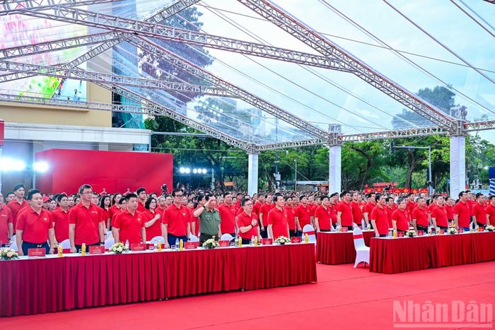 Các đồng chí lãnh đạo Đảng, Nhà nước và các đại biểu thực hiện nghi thức chào cờ. (Ảnh: DUY LINH-THẾ ĐẠI)