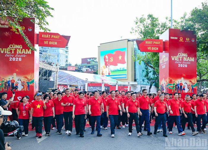 Các đồng chí lãnh đạo Đảng, Nhà nước và các đại biểu đi bộ hưởng ứng chương trình “Cùng Việt Nam tiến bước 2026”. (Ảnh: DUY LINH-THẾ ĐẠI)