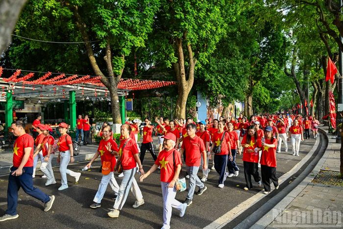 Đông đảo nhân dân tham gia đi bộ hưởng ứng chương trình "Cùng Việt Nam tiến bước 2026". (Ảnh: DUY LINH-THẾ ĐẠI)