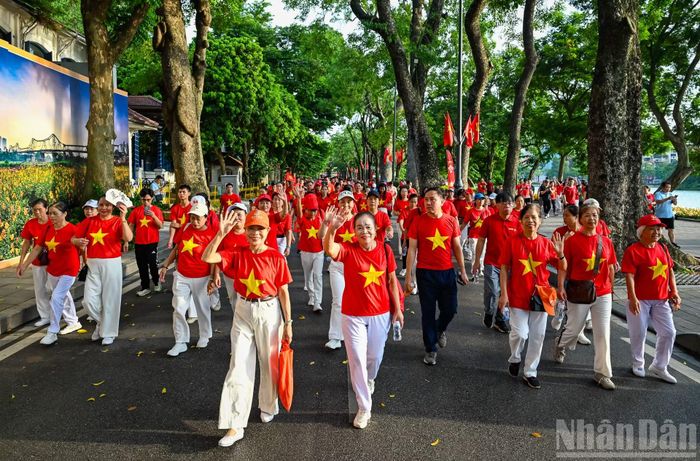 Đông đảo nhân dân tham gia đi bộ hưởng ứng chương trình "Cùng Việt Nam tiến bước 2026". (Ảnh: DUY LINH-THẾ ĐẠI)