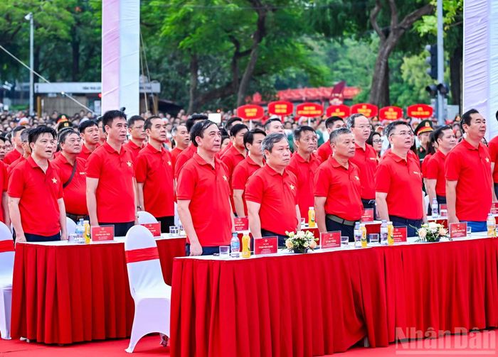 Các đồng chí lãnh đạo Đảng, Nhà nước và các đại biểu thực hiện nghi thức chào cờ. (Ảnh: DUY LINH-THẾ ĐẠI)