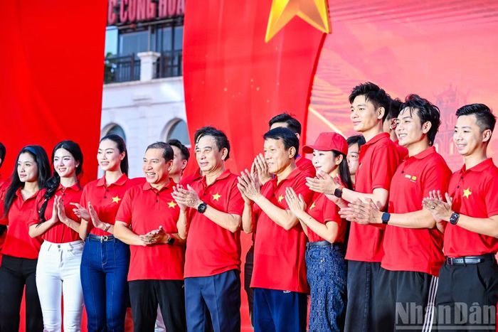 Các đồng chí lãnh đạo Đảng, Nhà nước và các nghệ sĩ, người nổi tiếng tại chương trình. (Ảnh: DUY LINH-THẾ ĐẠI)