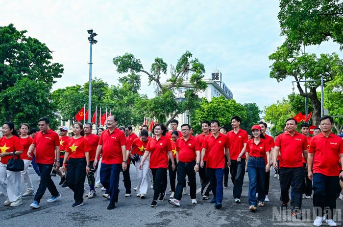 Các đồng chí lãnh đạo Đảng, Nhà nước và các đại biểu đi bộ vòng quanh hồ Hoàn Kiếm hưởng ứng chương trình “Cùng Việt Nam tiến bước 2026”. (Ảnh: DUY LINH-THẾ ĐẠI)