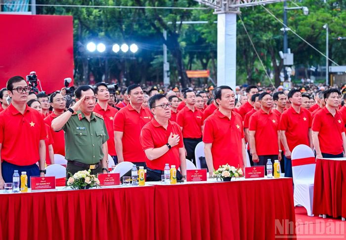 Các đồng chí lãnh đạo Đảng, Nhà nước và các đại biểu thực hiện nghi thức chào cờ. (Ảnh: DUY LINH-THẾ ĐẠI)