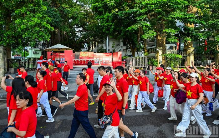 Đông đảo nhân dân tham gia đi bộ hưởng ứng chương trình "Cùng Việt Nam tiến bước 2026". (Ảnh: DUY LINH-THẾ ĐẠI)
