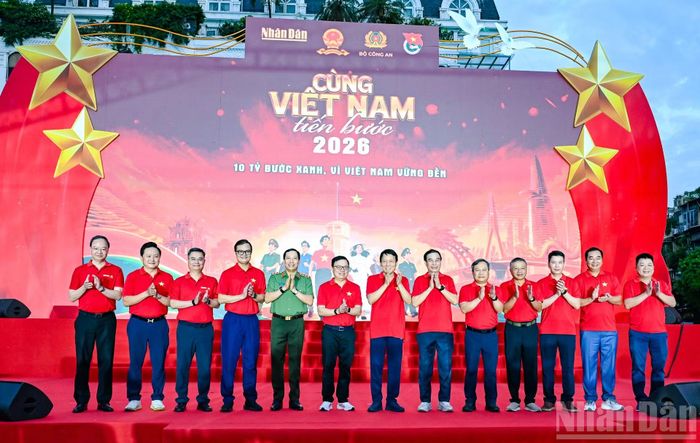 Các đồng chí lãnh đạo Đảng, Nhà nước và các đại biểu tại chương trình. (Ảnh: DUY LINH-THẾ ĐẠI)