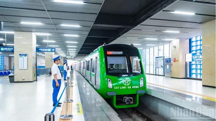 Từ 1/9, hành khách có thể sử dụng vé điện tử liên thông bằng thẻ giao thông vật lý gắn chip hoặc thẻ ảo trên ứng dụng “Thẻ vé giao thông HN”.