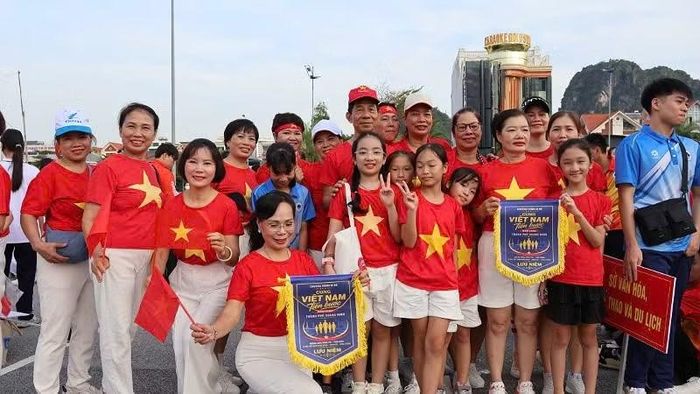 Đông đảo người dân và các bạn trẻ tham gia Chương trình “Cùng Việt Nam tiến bước” tại điểm cầu chính ở thành phố Quảng Ninh. (Ảnh: Quang Thọ)