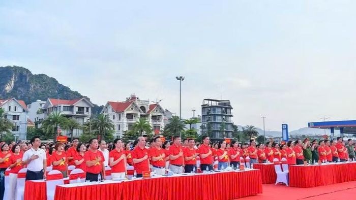 Các đại biểu thực hiện nghi thức chào cờ. (Ảnh: Quang Thọ)
